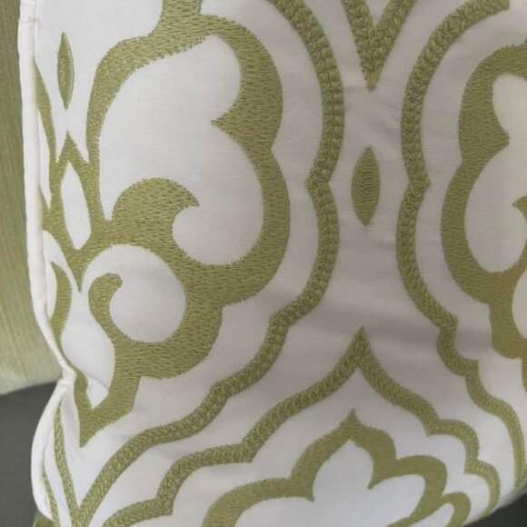 *NEW* EMBROIDERED GREEN & WHITE DECORATIVE ACCENT PILLOWS (Pair/2) FRONTGATE? - Picture 3 of 3